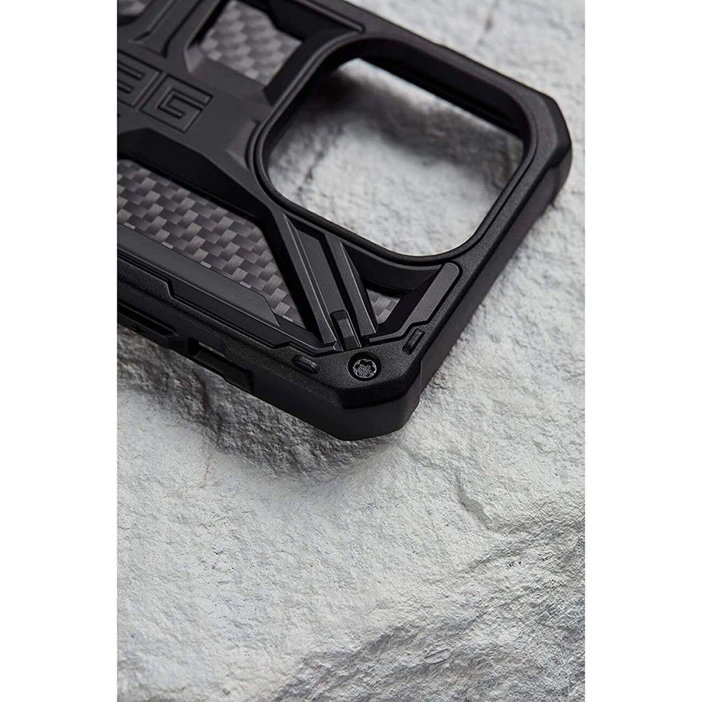 Husa iPhone 13 - UAG Monarch Carbon Fiber - mag-genius-accesorii